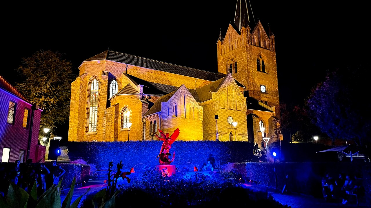Sct Mikkels Kirke Nat med lys på